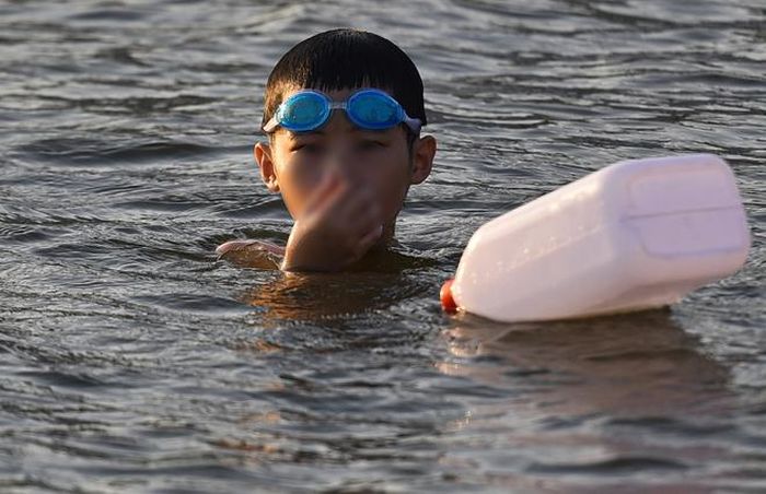 Hà Nội nắng nóng 37 độ C, người lớn, t.rẻ e.m biến hồ Linh Đàm thành bãi tắm để giải nhiệt - Hình 9