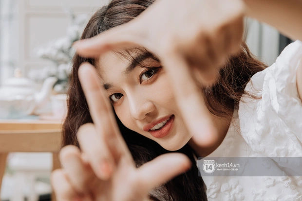 Hoàng Duyên - Ca sĩ Gen Z thoát khỏi cái bóng Hoàng Thuỳ Linh, AMEE nhờ mê đắm Sài Gòn - Hình 1