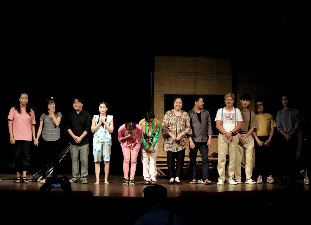 NSND Hồng Vân rơi nước mắt khi sân khấu sáng đèn với vở diễn mới - Hình 4