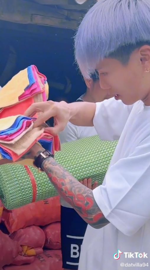 Thùy Tiên là động lực cho Đạt Villa làm từ thiện, 12h đêm vẫn chạy siêu xe giúp đỡ người nghèo - Hình 2