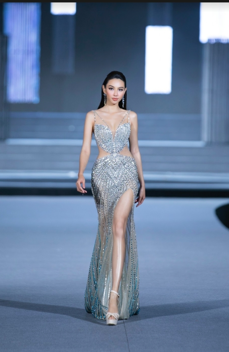 Thùy Tiên diễn vedette nhạt nhòa sau chuyến từ thiện cùng Quang Linh, nhưng thần thái không chỗ chê - Hình 12