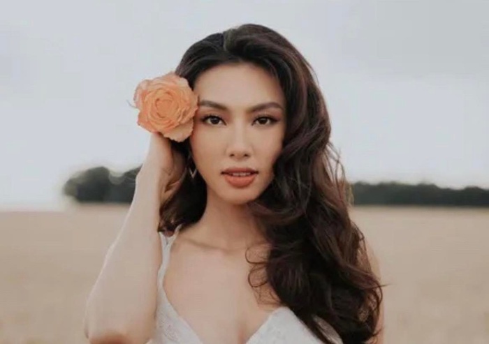 Thùy Tiên đốt mắt fan với bộ ảnh khoe vòng một ngồn ngộn, khác hẳn lúc từ thiện cùng Quang Linh - Hình 11