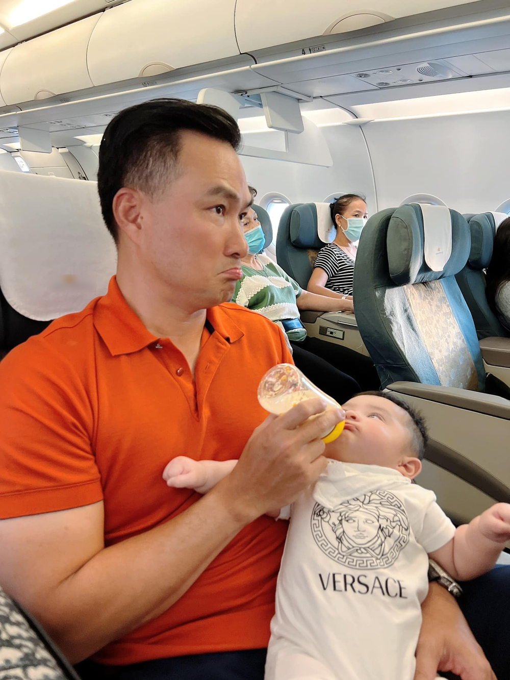 Loạt khoảnh khắc đáng yêu của con trai Chi Bảo khi đi máy bay - Hình 8