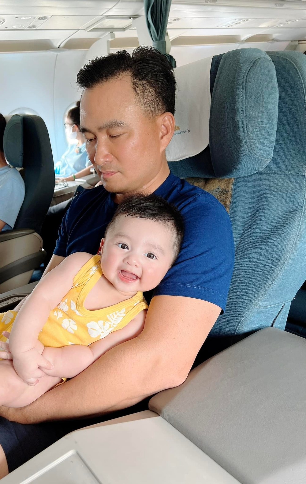 Loạt khoảnh khắc đáng yêu của con trai Chi Bảo khi đi máy bay - Hình 5