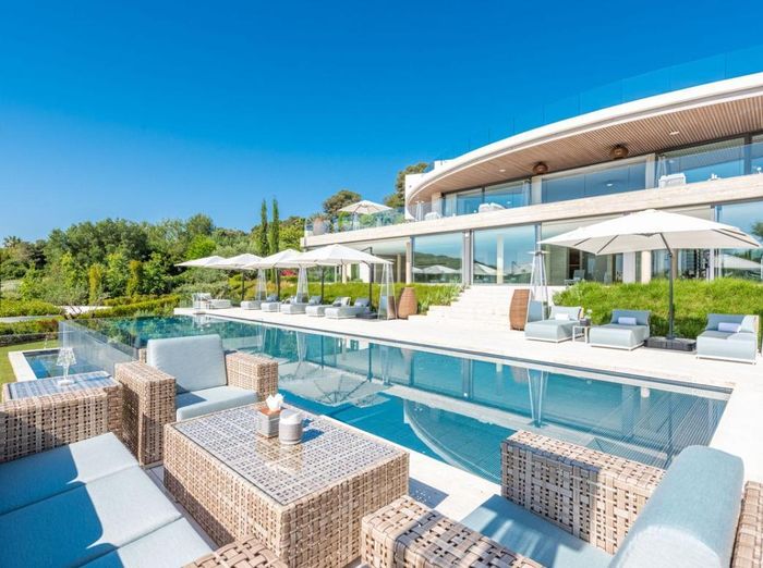 Bên trong căn biệt thự 23 triệu USD với hồ bơi, sân golf - Hình 4