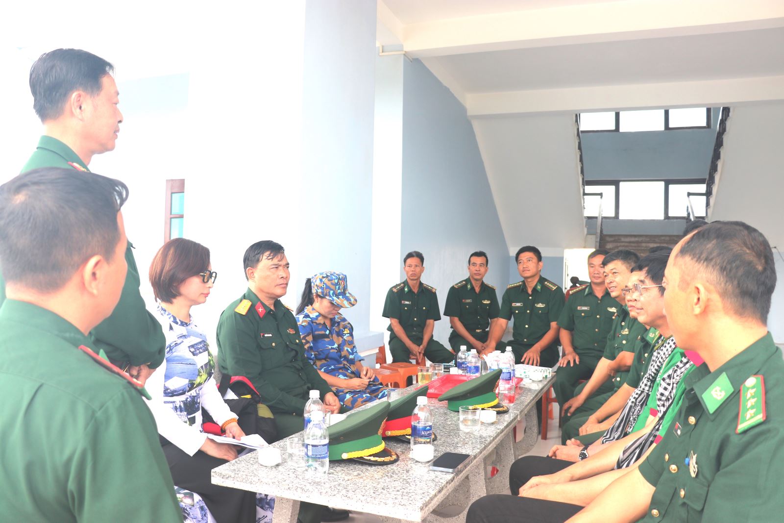 Bộ đội biên phòng Trường Sa đồng hành cùng ngư dân vươn khơi bám biển - Hình 1