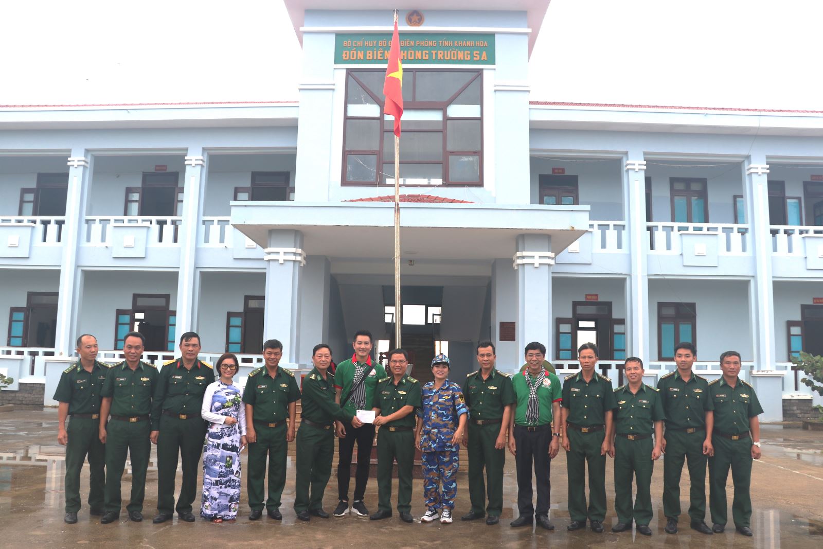 Bộ đội biên phòng Trường Sa đồng hành cùng ngư dân vươn khơi bám biển - Hình 2