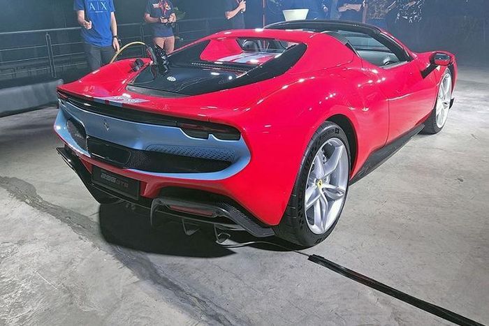 Ferrari 296 GTS mui trần ra mắt Đông Nam Á, từ 8,2 tỷ đồng - Hình 4