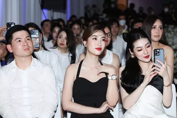 Hoa hậu Đỗ Mỹ Linh chính thức bước vào hào môn, nhận lời cầu hôn của thiếu gia nhà bầu Hiển - Hình 2