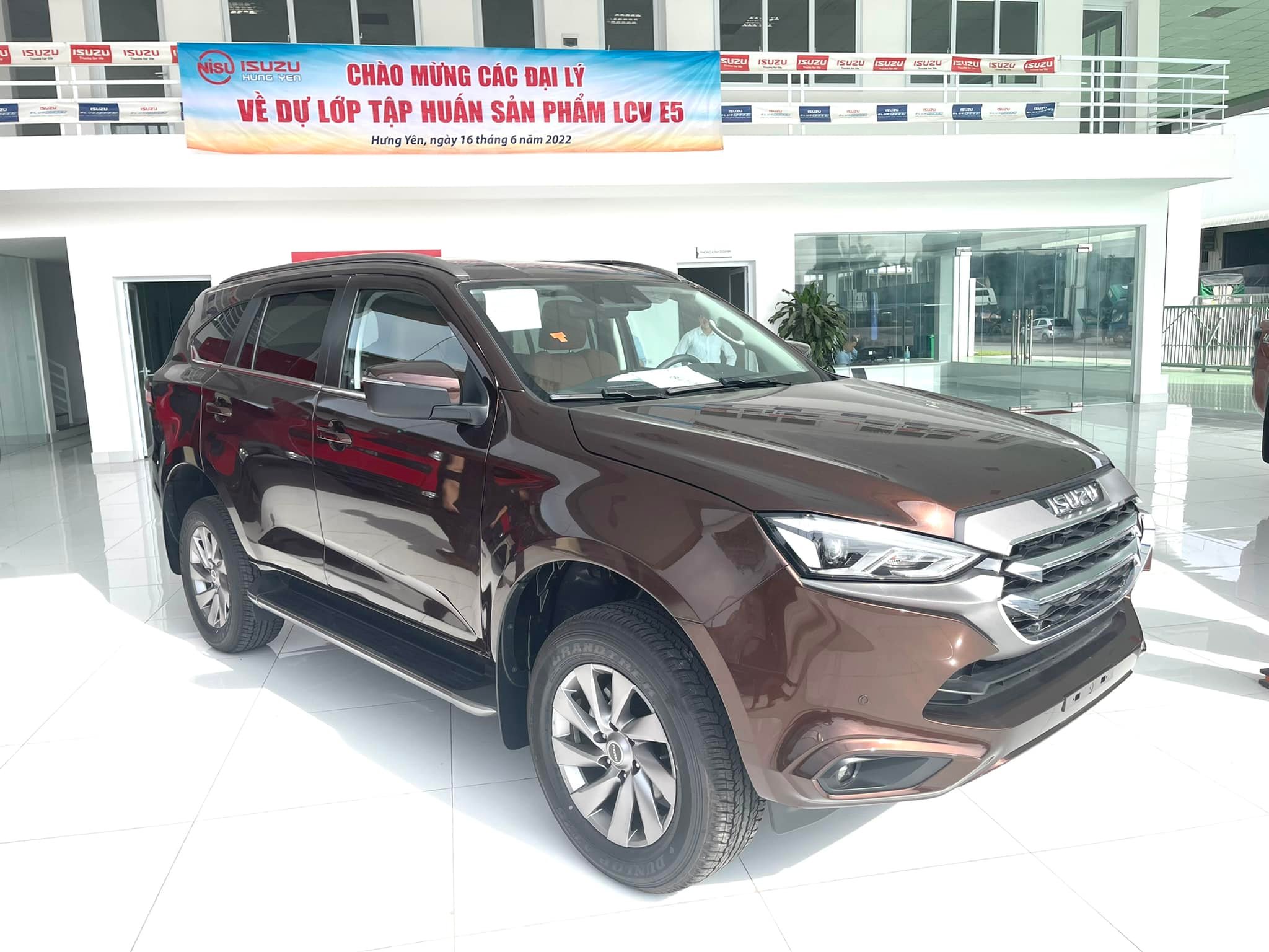Loay hoay tìm chỗ đứng - Isuzu mu-X 2022 sẽ tăng giá mạnh? - Hình 2