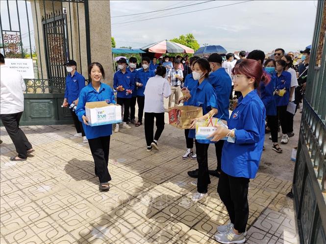 Nước mía 0 đồng giải nhiệt cho thí sinh - Hình 2