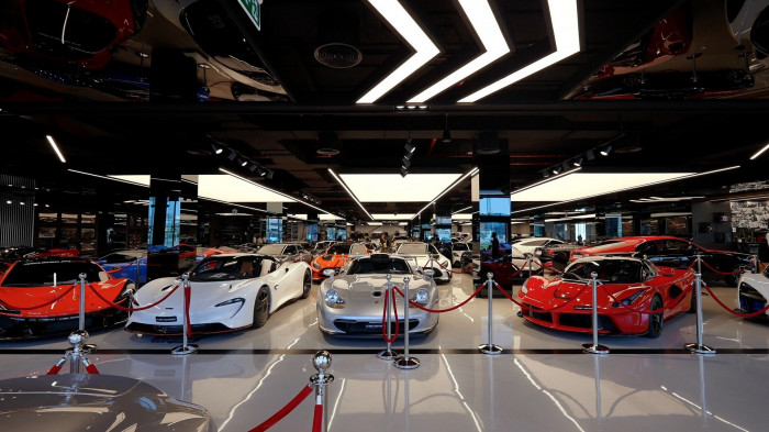 Showroom ô tô đắt giá nhất thế giới trưng bày những xe gì? - Hình 3
