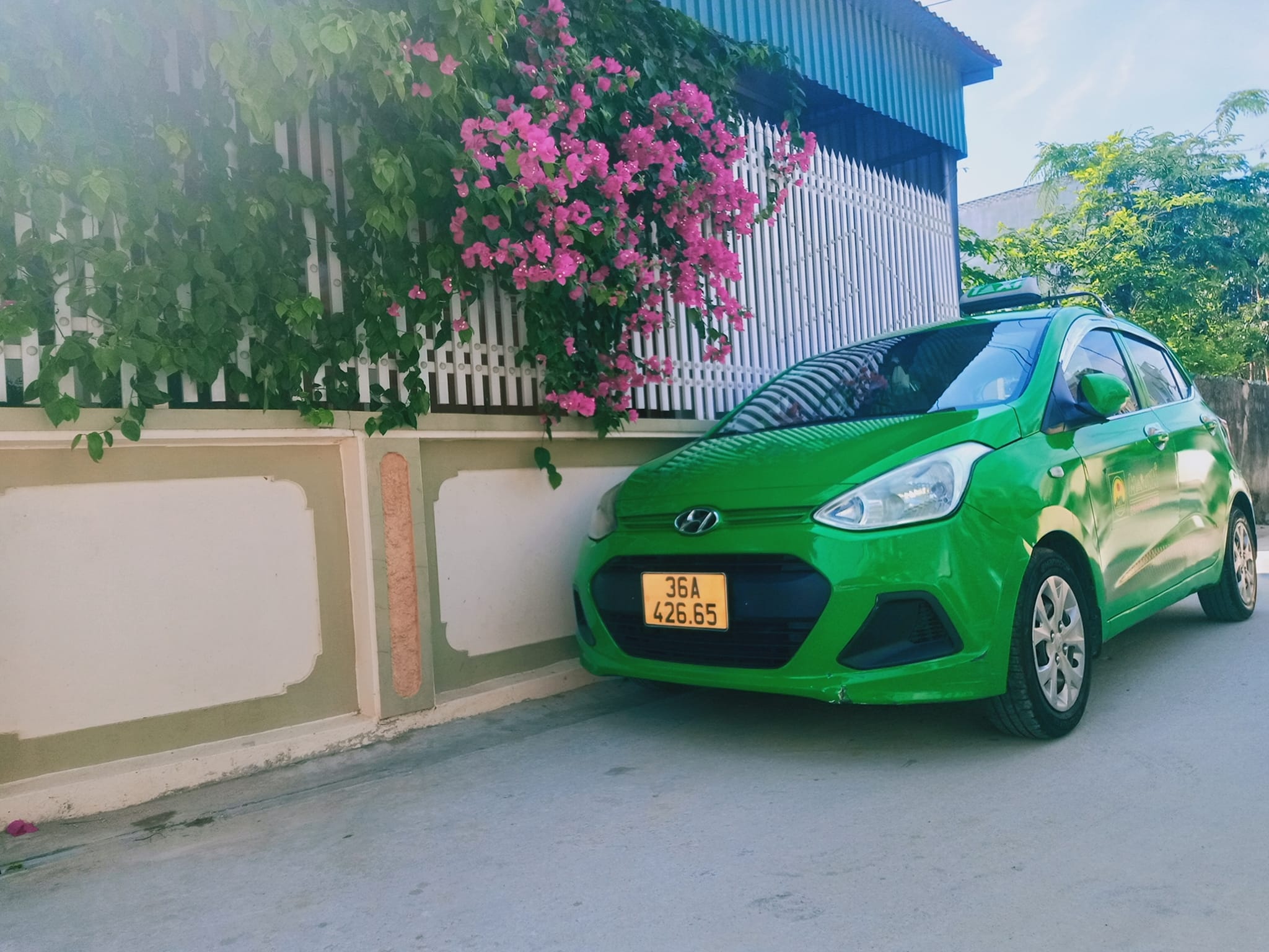 Tài xế taxi bật khóc khi bị du khách vây vì tưởng mình lấy túi xách để quên - Hình 1