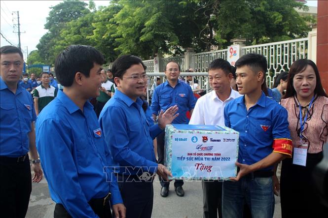 Trung ương Đoàn tặng quà đội hình Tiếp sức mùa thi tại Thanh Hóa - Hình 1