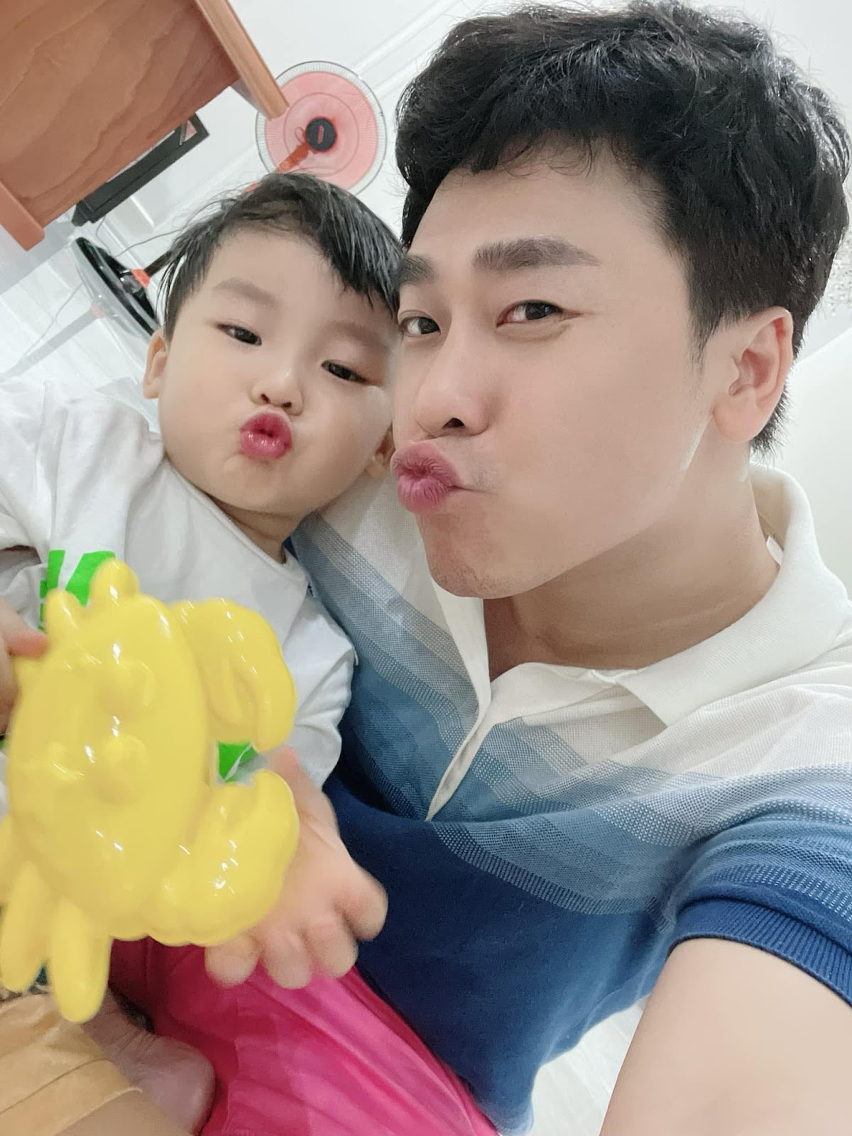 Khoe ảnh bên con trai cưng, chồng cũ Hòa Minzy bị cư dân mạng nhắn cực gắt: Về thăm Bo thúi - Hình 3