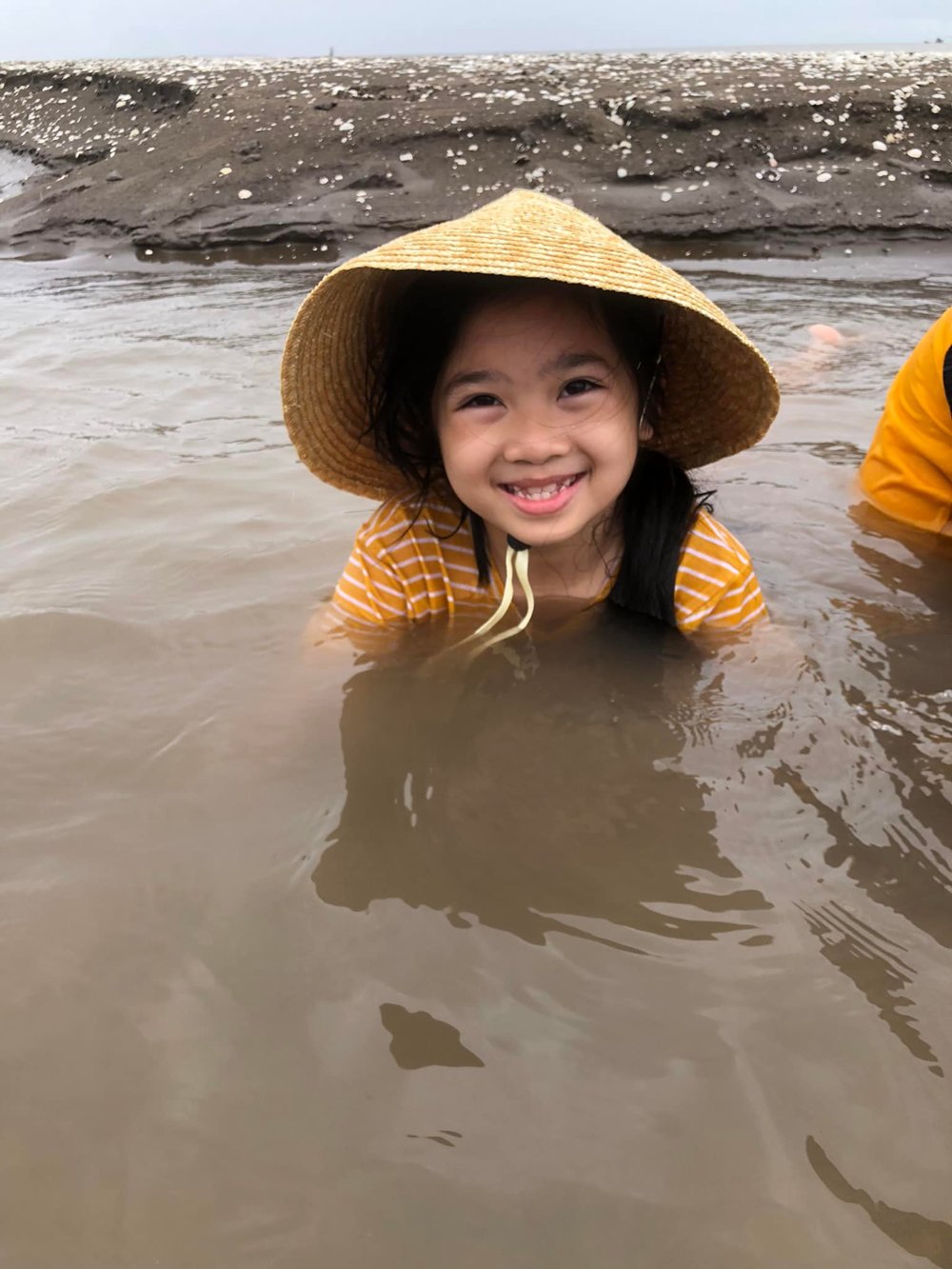 Thấy Phùng Ngọc Huy tình tứ bên “bạn gái tin đồn”, cư dân mạng phản ứng gắt: “Không lo về mà thăm con”