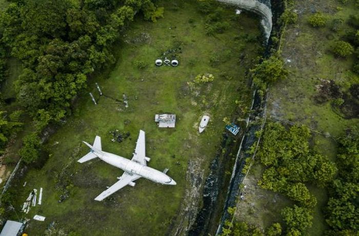 Hé lộ bí ẩn chiếc máy bay Boeing 737 bị bỏ hoang ở Bali - Hình 1