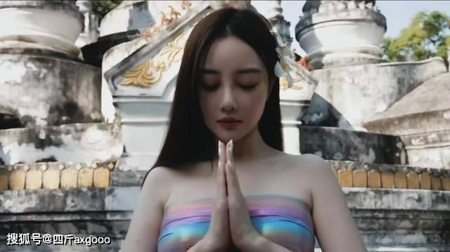Lý Tiểu Lộ bị chỉ trích vì ăn mặc phản cảm đi chùa - Hình 1