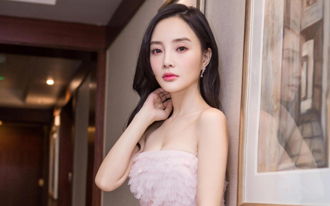 Lý Tiểu Lộ bị chỉ trích vì ăn mặc phản cảm đi chùa - Hình 3
