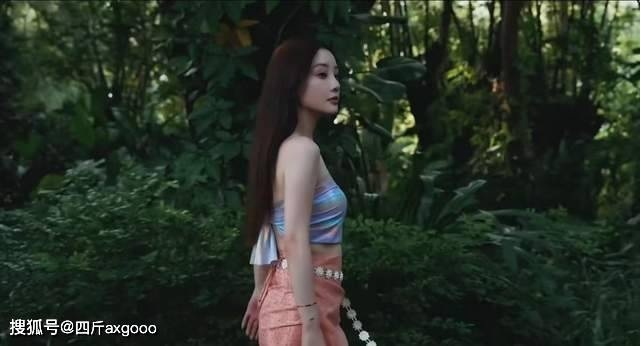 Lý Tiểu Lộ bị chỉ trích vì ăn mặc phản cảm đi chùa - Hình 2