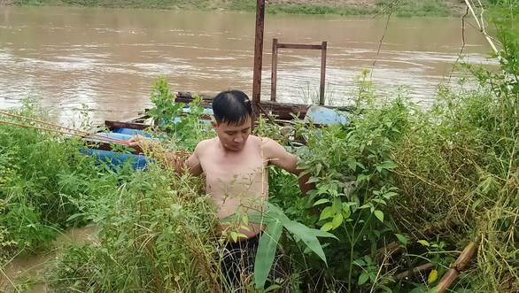 Phó chủ tịch xã lao mình ra sông cứu người giữa dòng nước lũ - Hình 2