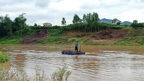 Phó chủ tịch xã lao mình ra sông cứu người giữa dòng nước lũ - Hình 1