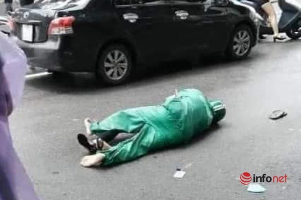 Vụ án mạng kinh hoàng trên phố Hàng Bài: Nghi phạm sống sót do người đi đường tước hung khí ném đi - Hình 1