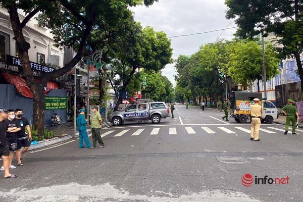 Vụ án mạng kinh hoàng trên phố Hàng Bài: Nghi phạm sống sót do người đi đường tước hung khí ném đi - Hình 2