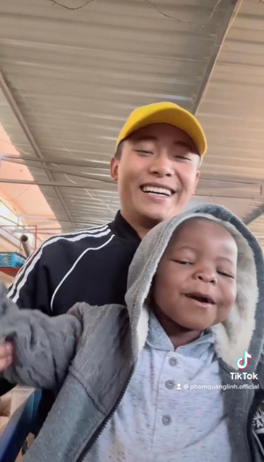 Thuỳ Tiên cười ngất khi Quang Linh Vlog tặng quà khủng, thái độ lạ khi hội ngộ sau 1 tháng không gặp - Hình 3