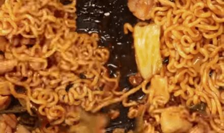 Bữa trưa đổi gió với mì xào kiểu Hàn ngon không tưởng - Hình 2