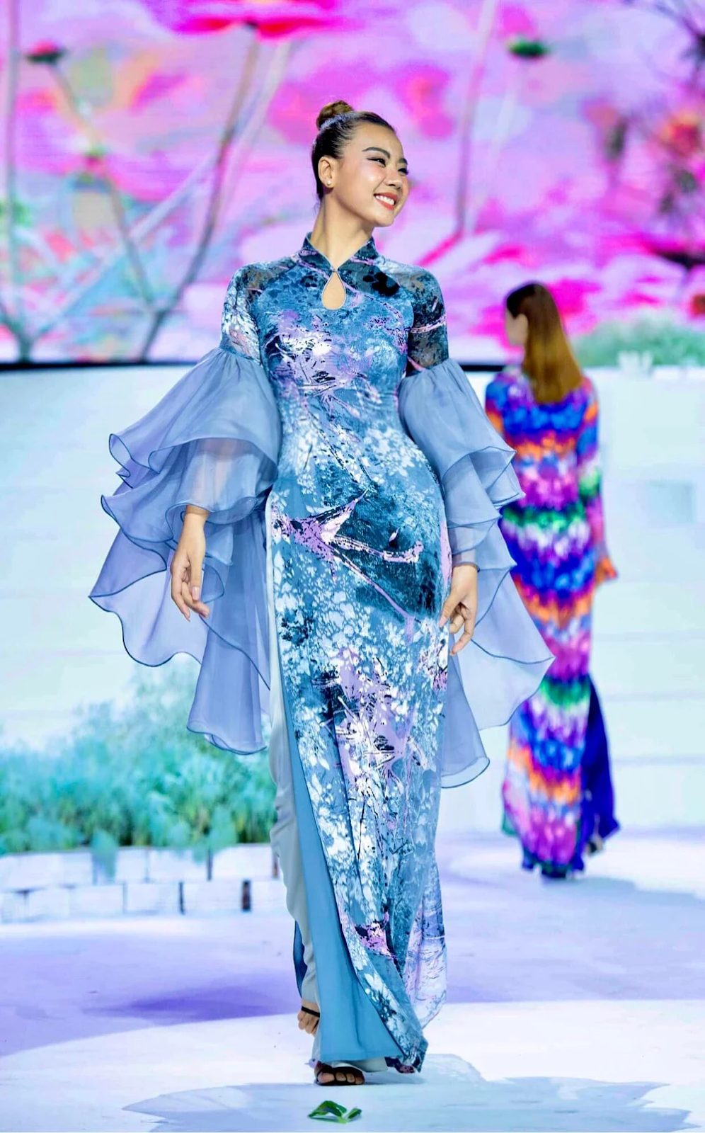 Lại Thanh Hương: Người mẫu từng bị ném đá vì ăn mặc phản cảm, ôm vai, bá cổ U23 VN, hiện tại ra sao? - Hình 2