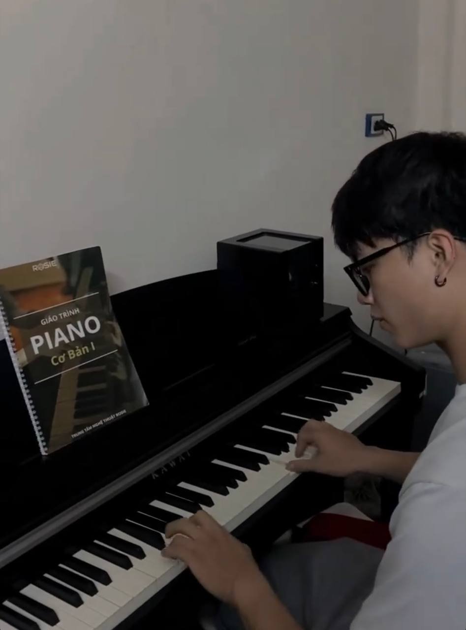 Quang Linh Vlog có đối thủ là đồng hương: Cao to, đẹp trai, đứng bên Thuỳ Tiên cực cân xứng - Hình 4