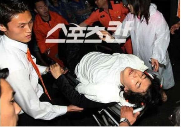 Ca sĩ nổi tiếng Hàn Quốc - Kim Jang Hoon bất ngờ ngất xỉu trên sân khấu khi đang biểu diễn - Hình 3