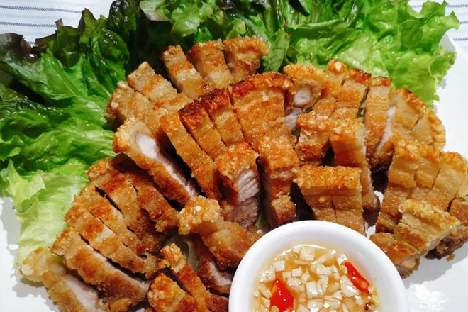 Nếu bạn là người yêu thích ẩm thực, thì hẳn bạn sẽ không muốn bỏ qua hình ảnh về món thịt ba chỉ quay thơm ngon này. Cùng khám phá cách làm ra món ăn đặc trưng của ẩm thực Việt Nam này và cảm nhận được tinh hoa của nền văn hoá ẩm thực đầy đặn sắc này.