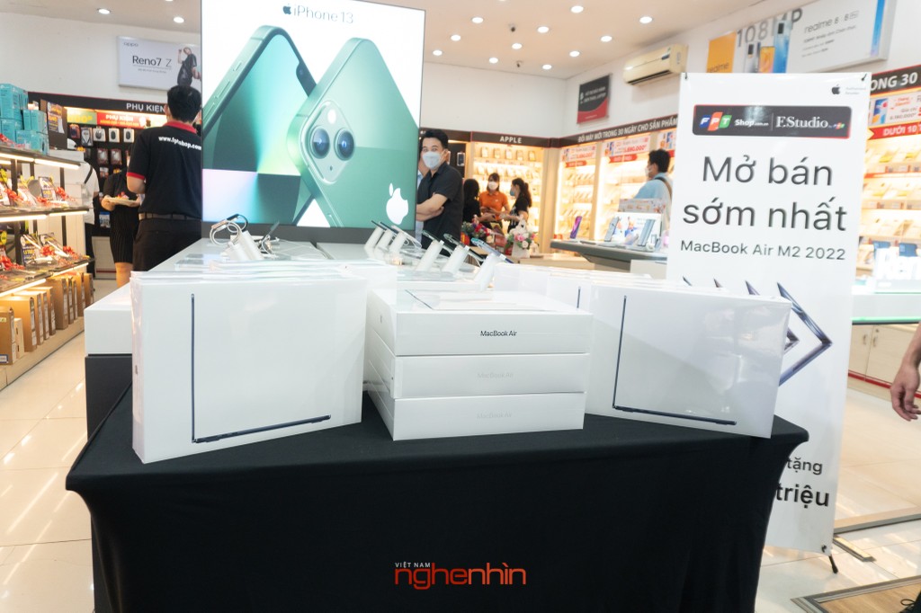 FPT Shop mở bán sớm MacBook Air M2 tại Việt Nam cùng quà tặng hấp dẫn - Hình 16