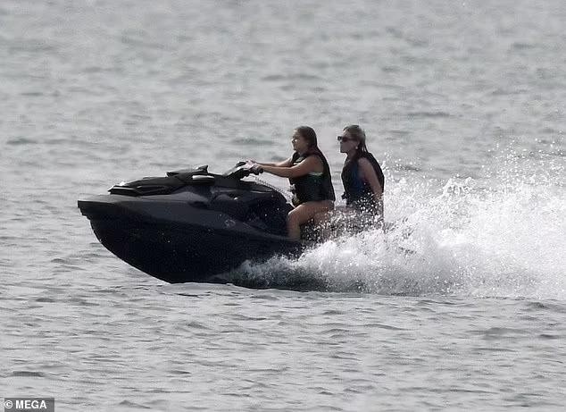 Harper Beckham lái môtô nước ở tuổi 11 - Hình 1
