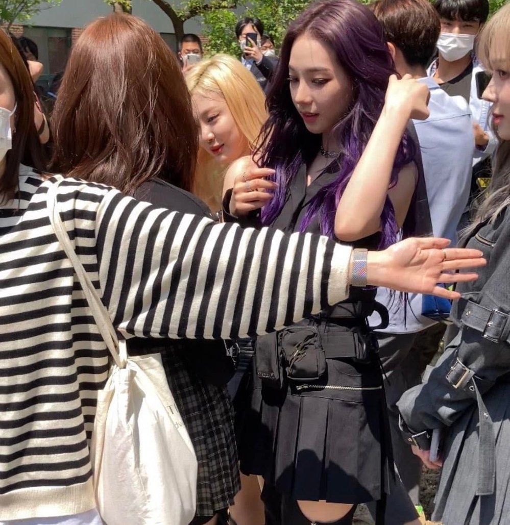 Aespa được loạt idol đình đám tâng bốc: Trở thành nhóm nhạc nữ hàng đầu Kpop, đỉnh chóp - Hình 14