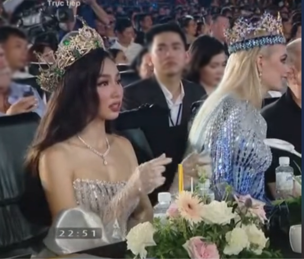 Clip Thùy Tiên tỏ thái độ lạ nhìn Nam Em khóc trên sân khấu tạo bão MXH - Hình 4