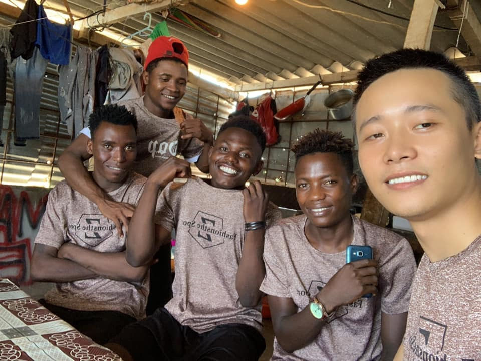 Thùy Tiên được rapper sáng tác nhạc tỏ tình, fan lo lắng Quang Linh Vlog bị lép vế - Hình 9