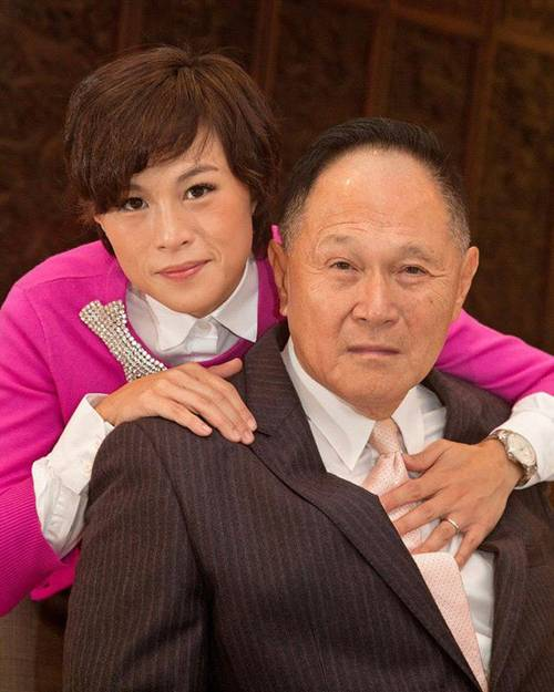 Cecil Chao - Tỷ phú có lối sống kỳ lạ, ngủ với 10.000 phụ nữ, treo 3000 tỷ chữa đồng tính cho con - Hình 2