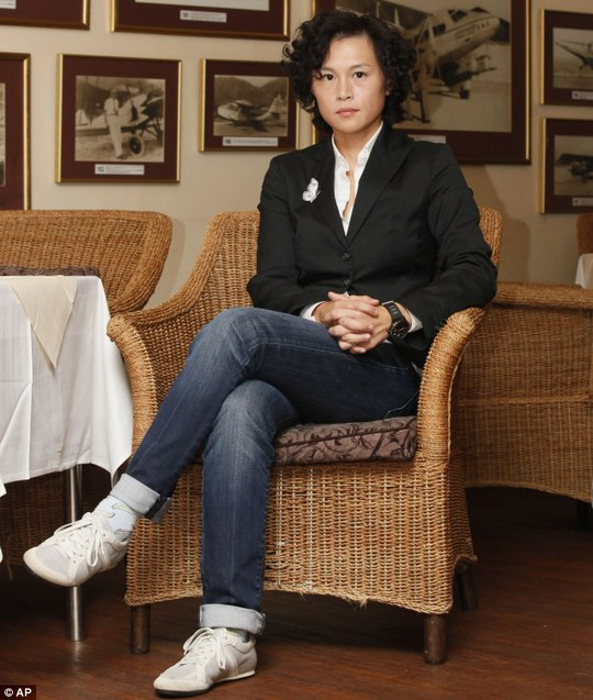 Cecil Chao - Tỷ phú có lối sống kỳ lạ, ngủ với 10.000 phụ nữ, treo 3000 tỷ chữa đồng tính cho con - Hình 7