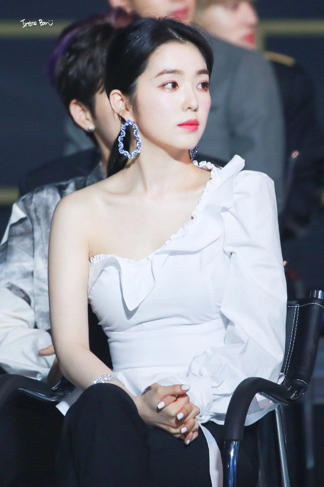 Irene (Red Velvet) bị chửi vì lạm dụng quyền lực, đày ải nhân viên xách cả núi đồ tại sân bay - Hình 2