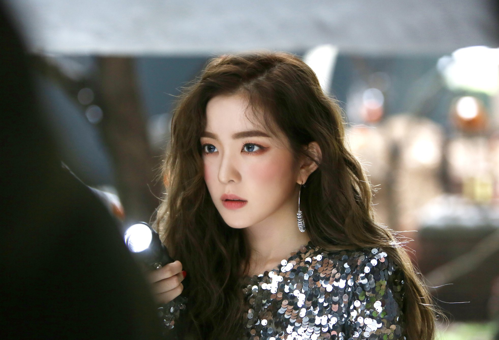 Irene (Red Velvet) bị chửi vì lạm dụng quyền lực, đày ải nhân viên xách cả núi đồ tại sân bay - Hình 6