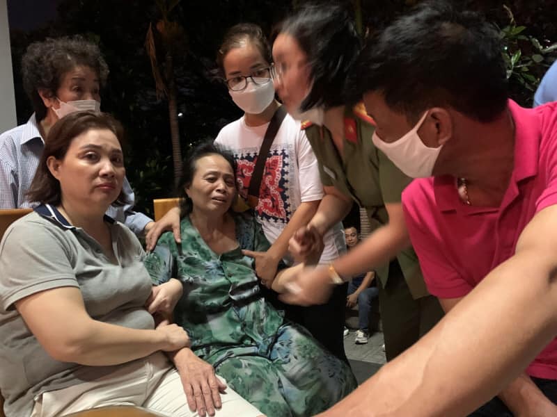 Vụ 3 lính cứu hoả hy sinh trong đám cháy quán karaoke: Người thân khóc nghẹn, ngất xỉu bên thi thể - Hình 5