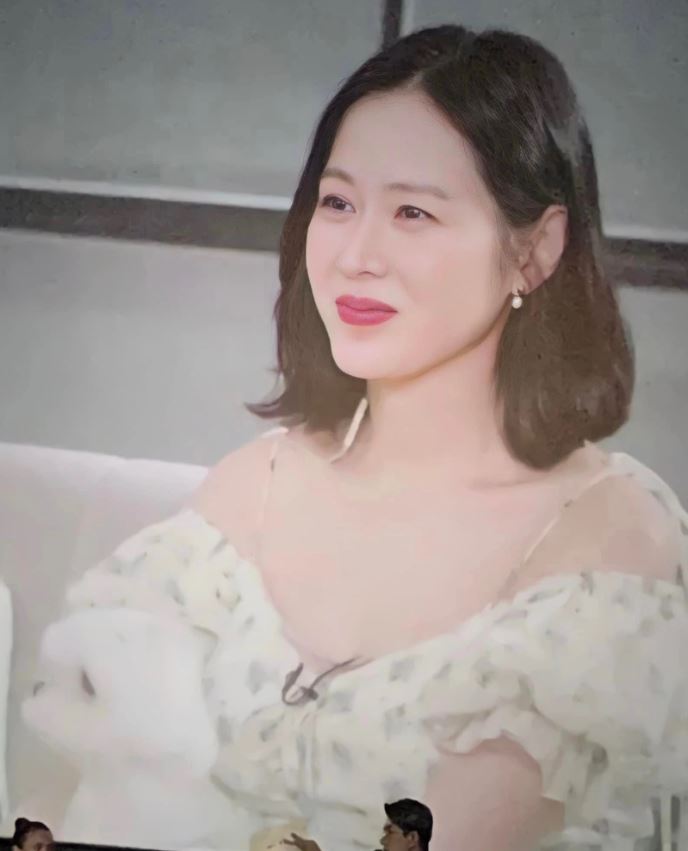 Son Ye Jin khoe nhan sắc tươi tắn, khéo léo dùng phụ kiện che bụng bầu vượt mặt hơn 5 tháng - Hình 6