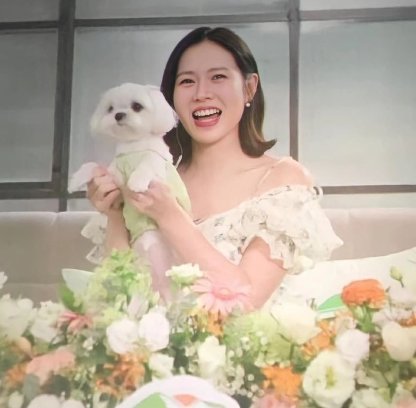 Son Ye Jin khoe nhan sắc tươi tắn, khéo léo dùng phụ kiện che bụng bầu vượt mặt hơn 5 tháng - Hình 5