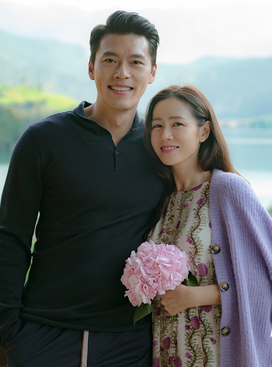 Son Ye Jin khoe nhan sắc tươi tắn, khéo léo dùng phụ kiện che bụng bầu vượt mặt hơn 5 tháng - Hình 7