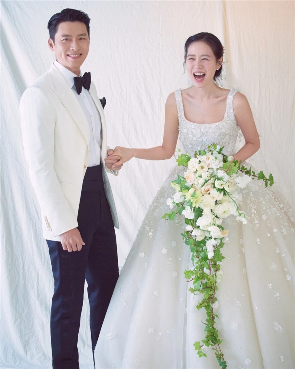 Son Ye Jin khoe nhan sắc tươi tắn, khéo léo dùng phụ kiện che bụng bầu vượt mặt hơn 5 tháng - Hình 1