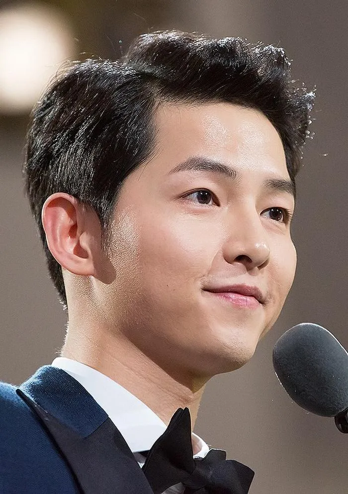 Song Joong Ki xuống sắc, khuôn mặt đen nhẻm, tóc tai râu ria luộm thuộm, trái ngược Song Hye Kyo - Hình 3