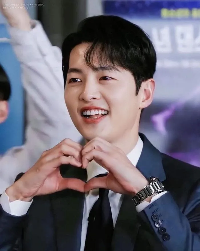 Song Joong Ki xuống sắc, khuôn mặt đen nhẻm, tóc tai râu ria luộm thuộm, trái ngược Song Hye Kyo - Hình 2
